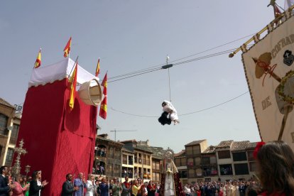 TTradicional Bajada del Ángel en Peñafiel (Valladolid), con motivo de la celebración del Domingo de Resurrección durante la Semana Santa. -ICAL