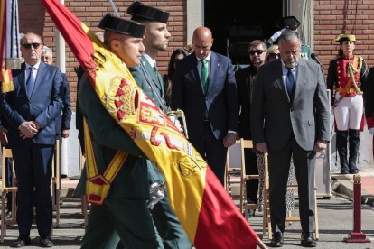 El presidente de las Cortes, Carlos Pollán; el alcalde de León, en funciones, José Antonio Diez y el Procurador del Común, Tomás Quintana, entre otras autoridades, asisten al acto organizado con motivo del 179 aniversario de Fundación Guardia Civil, presidido por el general de brigada jefe de la 12 Zona de la Guardia Civil en Castilla y León, Luis del Castillo