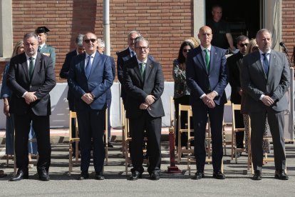 (IaD) El presidente de la Diputación, Eduardo Morán; el Procurador del Común, Tomás Quintana; el consejero de Industria, Mario Veganzones; el alcalde de León, José Antonio Diez y el presidente de las Cortes, Carlos Pollán, asisten al acto organizado con motivo del 179 aniversario de Fundación Guardia Civil, presidido por el general de brigada jefe de la 12 Zona de la Guardia Civil en Castilla y León, Luis del Castillo