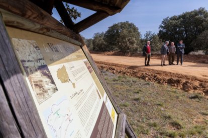 El presidente de la Junta, en la calzada romana destruida en León.