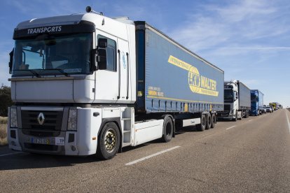 Tractorada este viernes en la N-122 de Zamora. -ICAL