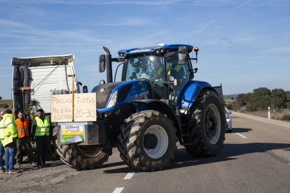 Tractorada este viernes en la N-122 de Zamora. -ICAL