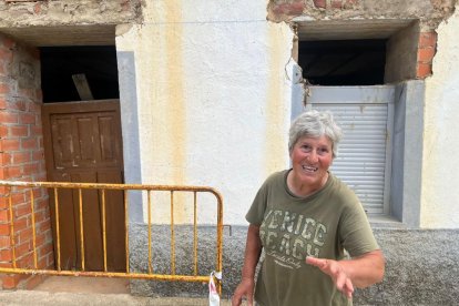 Nelly ante su casa en Otero de Bodas que está reconstruyendo tras quemarse en el incendio de la Sierra de la Culebra el año pasado. A. CALVO