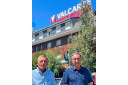 Pepe Valcarce, con el gerente, su primo Eulogio Salgado Valcarce.- P.R.L