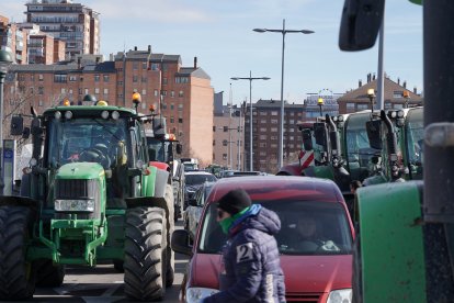Tractorada este viernes en la Avenida Salamanca de Valladolid. -ICAL