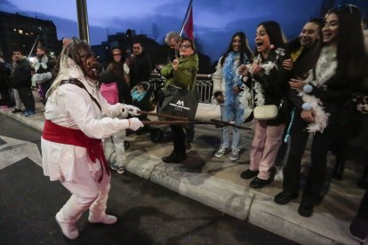 La capital leonesa acoge el tradicional desfile de antruejos de la provincia.- ICAL