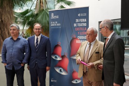 El consejero de Cultura, Turismo y Deporte, Gonzalo Santonja, presenta la XXVI Feria de Teatro de Castilla y León junto al director de la feria, Manuel J. González, el alcalde de Ciudad Rodrigo (Salamanca), Marcos Iglesias, y el presidente de la Diputación de Salamanca, Javier Iglesias.- ICAL