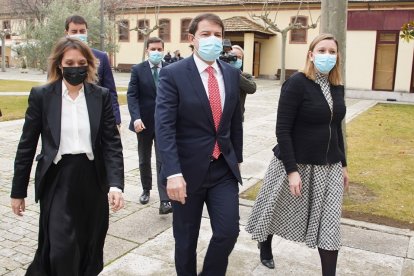 El presidente de la Junta, Alfonso Fernández Mañueco, anuncia la disolución de las Cortes y la convocatoria de elecciones. En la imagen al finalizar la rueda de prensa acompañado de sus consejeros. -ICAL