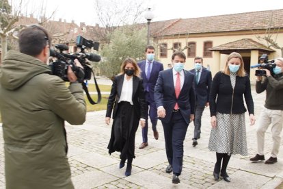 El presidente de la Junta, Alfonso Fernández Mañueco, anuncia la disolución de las Cortes y la convocatoria de elecciones. En la imagen al finalizar la rueda de prensa acompañado de sus consejeros. -ICAL