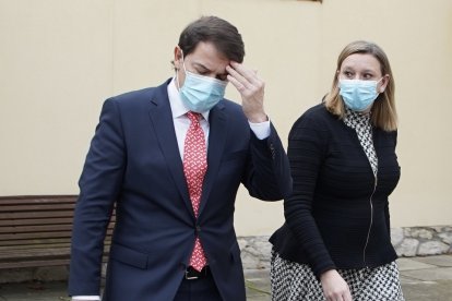 El presidente de la Junta, Alfonso Fernández Mañueco, anuncia la disolución de las Cortes y la convocatoria de elecciones. En la imagen al finalizar la rueda de prensa junto a la consejera de Familia, Isabel Blanco. -ICAL