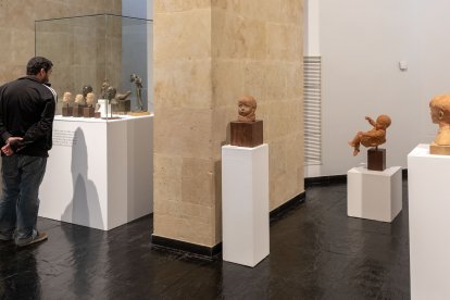Apertura de la exposición 'Mayoral, un pintor que modelaba' en la Torre de los Anaya en Salamanca .-ICAL