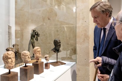 El alcalde de Salamanca, Carlos García Carbayo, pareticipa en la apertura de 'Mayoral, un pintor que modelaba' en la Torre de los Anaya en Salamanca .-ICAL