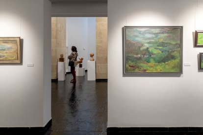 Apertura de la exposición 'Mayoral, un pintor que modelaba' en la Torre de los Anaya en Salamanca .-ICAL