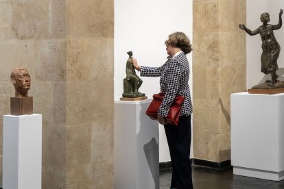Apertura de la exposición 'Mayoral, un pintor que modelaba' en la Torre de los Anaya en Salamanca .-ICAL