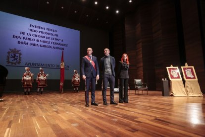 Pablo Álvarez y Sara García reciben el título de Hijos Predilectos de la Ciudad de León.- ICAL