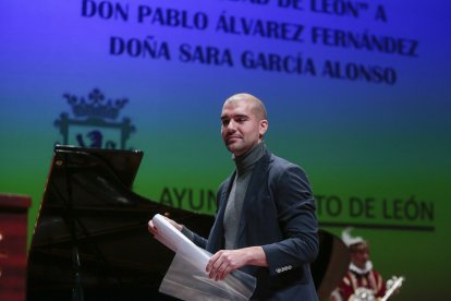 Pablo Álvarez y Sara García reciben el título de Hijos Predilectos de la Ciudad de León.- ICAL