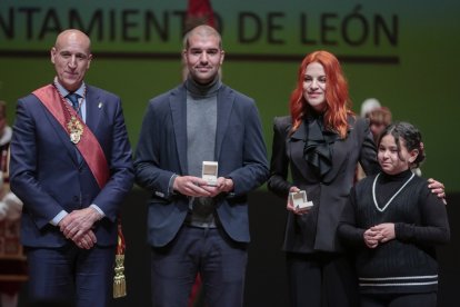 Pablo Álvarez y Sara García reciben el título de Hijos Predilectos de la Ciudad de León.- ICAL