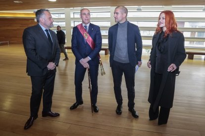 Pablo Álvarez y Sara García reciben el título de Hijos Predilectos de la Ciudad de León.- ICAL