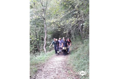 Momento del rescate de uno de los cadáveres del hombre y la mujer de Burgos muertos en Asturias cuando hacían barranquismo.-SEPA