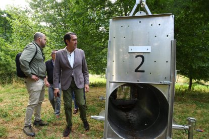El consejero de Medio Ambiente, Vivienda y Ordenación del Territorio, Juan Carlos Suárez-Quiñones, durante su visita a uno de los sistemas de captura de osos para radiomarcaje en Tejedo del Sil (León).- ICAL