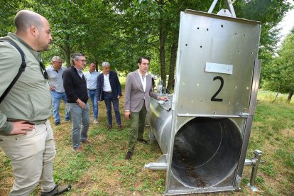 El consejero de Medio Ambiente, Vivienda y Ordenación del Territorio, Juan Carlos Suárez-Quiñones, durante su visita a uno de los sistemas de captura de osos para radiomarcaje en Tejedo del Sil (León).- ICAL