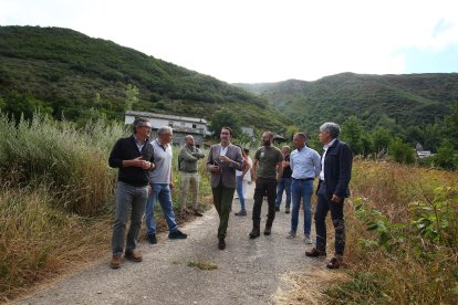 El consejero de Medio Ambiente, Vivienda y Ordenación del Territorio, Juan Carlos Suárez-Quiñones, durante su visita a uno de los sistemas de captura de osos para radiomarcaje en Tejedo del Sil (León).- ICAL