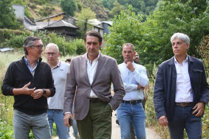 El consejero de Medio Ambiente, Vivienda y Ordenación del Territorio, Juan Carlos Suárez-Quiñones, durante su visita a uno de los sistemas de captura de osos para radiomarcaje en Tejedo del Sil (León).- ICAL