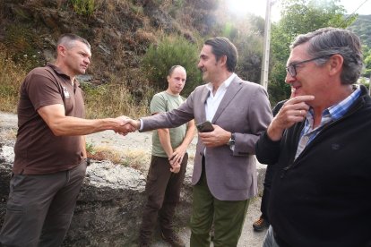 El consejero de Medio Ambiente, Vivienda y Ordenación del Territorio, Juan Carlos Suárez-Quiñones, durante su visita a uno de los sistemas de captura de osos para radiomarcaje en Tejedo del Sil (León).- ICAL