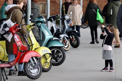 León acoge la 'Scooter Run' del Purple Weekend, con concentración previa en el Palacio de Congresos y recorrido posterior por la ciudad. -ICAL.