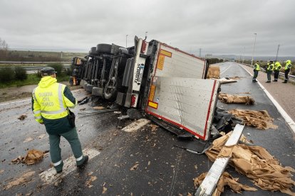 Un camión vuelca en la A62, a la altura de Ciudad Rodrigo (Salamanca). -ICAL