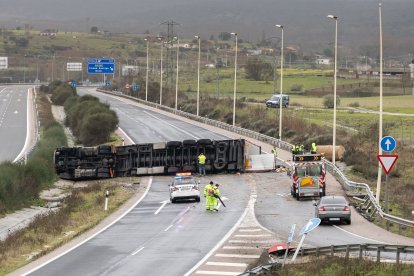 Un camión vuelca en la A62, a la altura de Ciudad Rodrigo (Salamanca). -ICAL