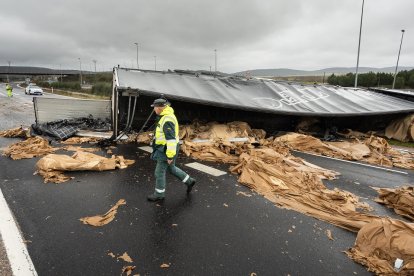 Un camión vuelca en la A62, a la altura de Ciudad Rodrigo (Salamanca). -ICAL