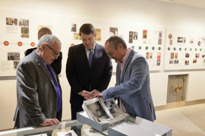 La Universidad de Salamanca recibe el legado personal de la escritora Carmen Martín Gaite durante un acto que cuenta con las intervenciones del presidente de la Junta de Castilla y León, Alfonso Fernández Mañueco, y del alcalde de Salamanca, Carlos García Carbayo - ICAL