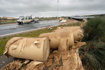 Un camión vuelca en la A62, a la altura de Ciudad Rodrigo (Salamanca). -ICAL