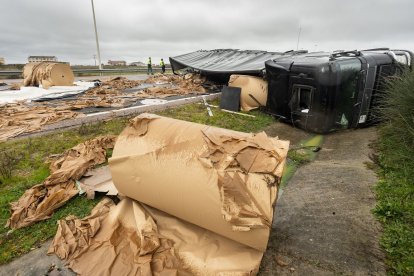 Un camión vuelca en la A62, a la altura de Ciudad Rodrigo (Salamanca). -ICAL