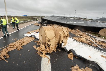 Un camión vuelca en la A62, a la altura de Ciudad Rodrigo (Salamanca). -ICAL