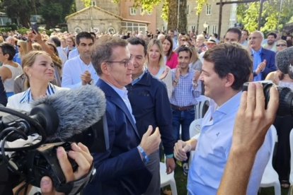 Mañueco arropa junto con la mayor parte de los barones territoriales, al presidente nacional de la formación, Alberto Núñez Feijóo, en la inauguración del curso político en el Castillo de Soutomaior (Pontevedra).- E.M.