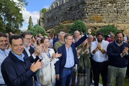 Mañueco arropa junto con la mayor parte de los barones territoriales, al presidente nacional de la formación, Alberto Núñez Feijóo, en la inauguración del curso político en el Castillo de Soutomaior (Pontevedra).- E.M.