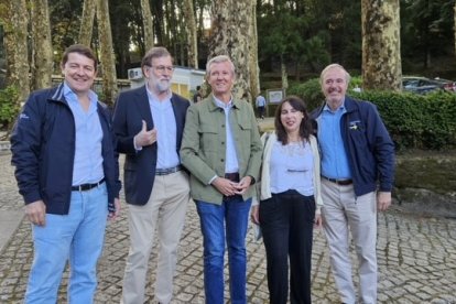 Mañueco arropa junto con la mayor parte de los barones territoriales, al presidente nacional de la formación, Alberto Núñez Feijóo, en la inauguración del curso político en el Castillo de Soutomaior (Pontevedra).- E.M.