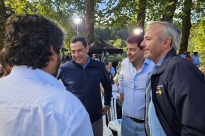 Mañueco arropa junto con la mayor parte de los barones territoriales, al presidente nacional de la formación, Alberto Núñez Feijóo, en la inauguración del curso político en el Castillo de Soutomaior (Pontevedra).- E.M.