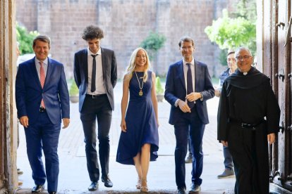 El presidente de la Junta de CyL, Alfonso Fernández Mañueco, asiste a la toma de posesión del presidente de La Rioja, Gonzalo Capellán. -ICAL