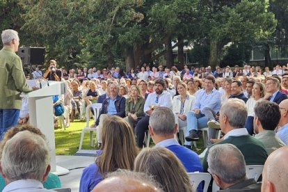 Mañueco arropa junto con la mayor parte de los barones territoriales, al presidente nacional de la formación, Alberto Núñez Feijóo, en la inauguración del curso político en el Castillo de Soutomaior (Pontevedra).- E.M.