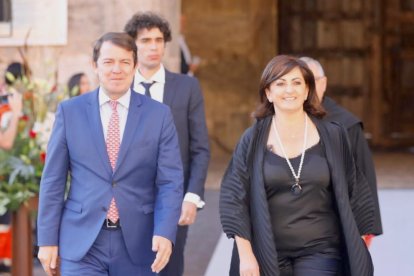 El presidente de la Junta de CyL, Alfonso Fernández Mañueco, asiste a la toma de posesión del presidente de La Rioja, Gonzalo Capellán. -ICAL