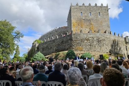 Mañueco arropa junto con la mayor parte de los barones territoriales, al presidente nacional de la formación, Alberto Núñez Feijóo, en la inauguración del curso político en el Castillo de Soutomaior (Pontevedra).- E.M.
