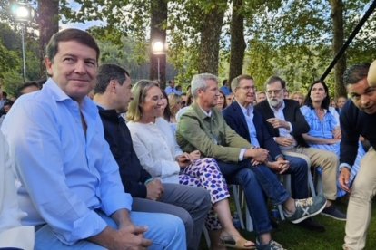 Mañueco arropa junto con la mayor parte de los barones territoriales, al presidente nacional de la formación, Alberto Núñez Feijóo, en la inauguración del curso político en el Castillo de Soutomaior (Pontevedra).- E.M.