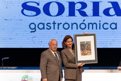 El consejero de Cultura, Turismo y Deporte, Gonzalo Santonja, entrega del IV Reconocimiento Internacional de Cocina y Turismo Micológico de Castilla y León a la cocinera Samantha Vallejo-Nágera. -ICAL