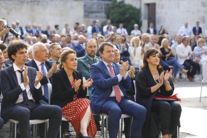 El presidente de la Junta de CyL, Alfonso Fernández Mañueco, asiste a la toma de posesión del presidente de La Rioja, Gonzalo Capellán. -ICAL