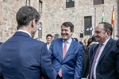 El presidente de la Junta de CyL, Alfonso Fernández Mañueco, asiste a la toma de posesión del presidente de La Rioja, Gonzalo Capellán. -ICAL