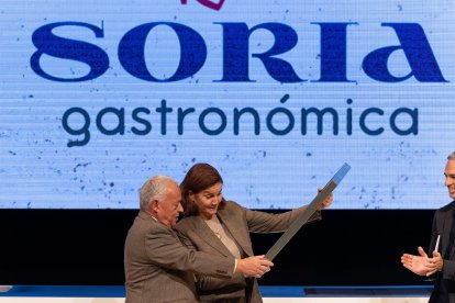 El consejero de Cultura, Turismo y Deporte, Gonzalo Santonja, entrega del IV Reconocimiento Internacional de Cocina y Turismo Micológico de Castilla y León a la cocinera Samantha Vallejo-Nágera. -ICAL