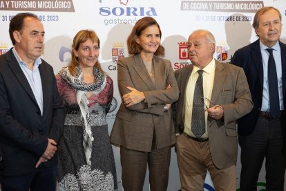 El consejero de Cultura, Turismo y Deporte, Gonzalo Santonja, entrega del IV Reconocimiento Internacional de Cocina y Turismo Micológico de Castilla y León a la cocinera Samantha Vallejo-Nágera. -ICAL